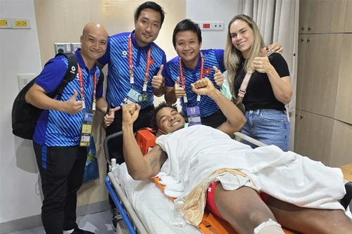 Xuân Son tươi rói ăn mừng vô địch trong bệnh viện