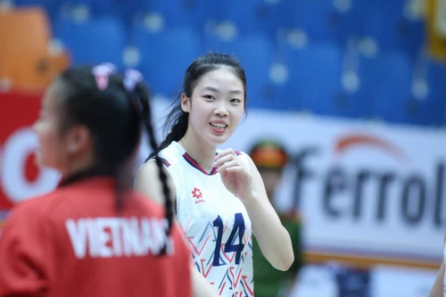 Dung nhan 'chân dài' 17 tuổi cao 1m9 của bóng chuyền Việt Nam