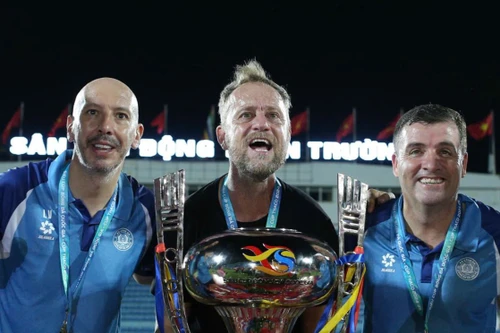 HLV Mano Polking: "Tôi muốn giành mọi chiếc cúp cùng Công an Hà Nội FC"