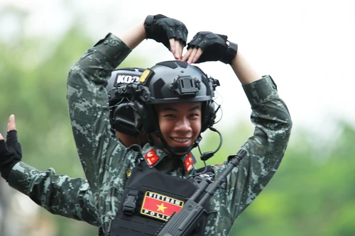 Người dân phấn khích khi chiến sĩ Cảnh sát 'thả tim' trên xe diễu hành