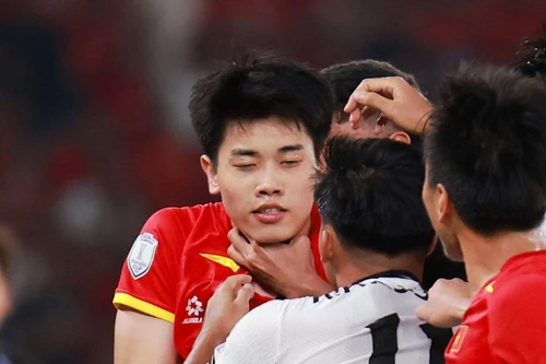 Đình Bắc bị bóp cổ khiêu khích, phản ứng sau đó khiến U23 Indonesia "tắt điện"