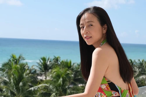 Xem Madam Pang khoe dáng gợi cảm bên bờ biển