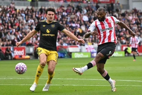 Sesko ghi bàn nhưng Bruno đá hỏng 11m, MU thua tan nát