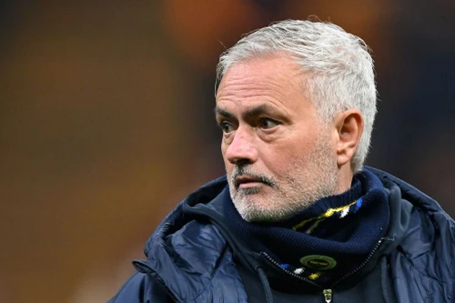 Để "miệng đi quá xa", Mourinho nhận án phạt nặng
