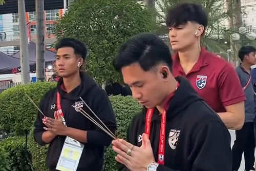 Tuyển Thái Lan rủ nhau thắp hương cầu may trước chung kết với Việt Nam