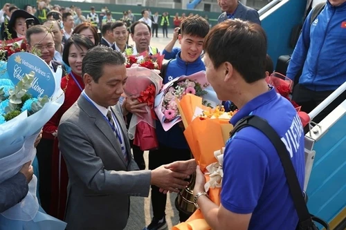 Video những khoảnh khắc đầu tiên của ĐT Việt Nam khi mang cúp vàng về nước