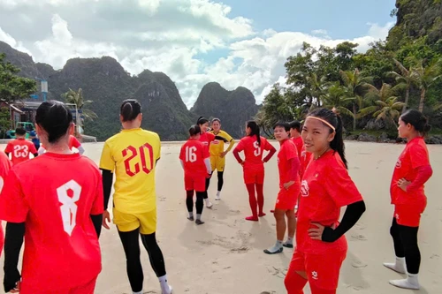 Tuyển nữ Việt Nam tập luyện ngay khi bão Wipha suy yếu ở Quảng Ninh