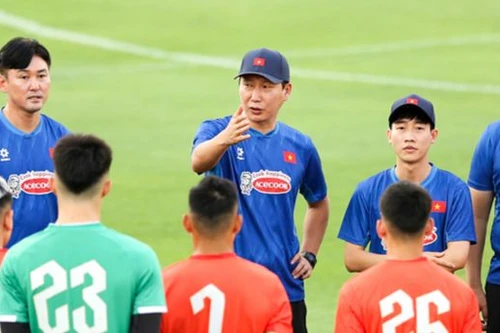 Trước màn chạm trán ĐT Việt Nam, Malaysia lo lắng vì 'phù thủy chiến thuật' Kim Sang-sik