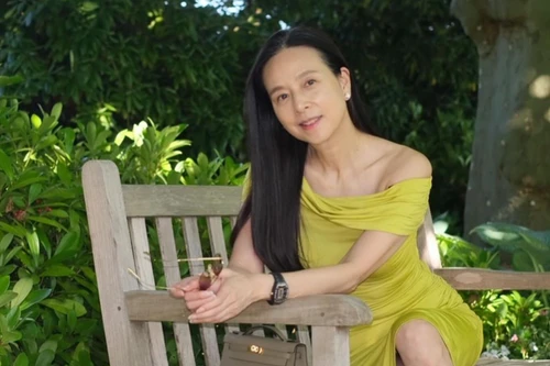 Madam Pang khoe dáng đẹp ở Thụy Sĩ