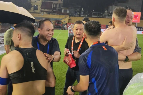 Giám đốc CATP chúc mừng CLB Công an Hà Nội vào chung kết