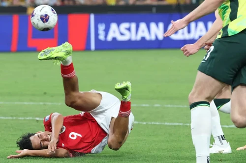 Đá hỏng 11m, Indonesia thua tan nát Australia