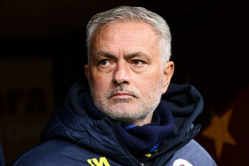 HLV Mourinho sắp đối đầu Chelsea và Real Madrid