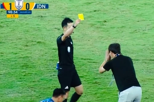 HLV Kim Sang-sik bất ngờ nhắc lại vụ "vái lạy trọng tài"