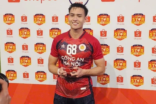 Trung vệ Bùi Hoàng Việt Anh nhận phần thưởng đặc biệt