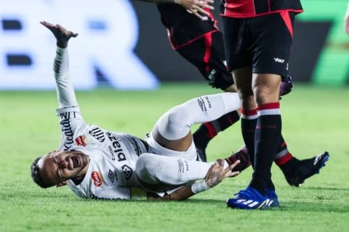Neymar lại ôm chân đau đớn khi ra mắt Santos