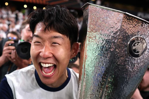 Son Heung-min bật khóc ngày Tottenham lên đỉnh châu Âu