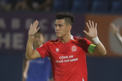 Tiến Linh vừa ghi bàn, vừa phản lưới nhà khi gặp CLB cũ