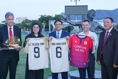 Thủ tướng Phạm Minh Chính tặng đội bóng hàng đầu Brazil áo đấu Công an Hà Nội FC