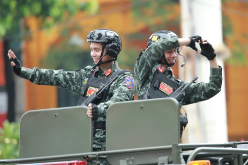 Khi đoàn xe rời phố: Người dân hụt hẫng, lưu luyến không thôi