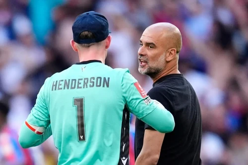 HLV Pep Guardiola cự cãi với người hùng của Crystal Palace