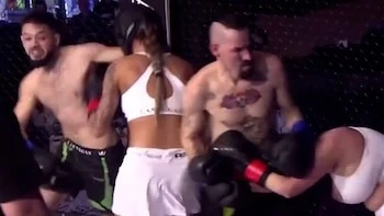 Hai võ sĩ nam ra đòn hạ gục ba người đẹp trên sàn MMA