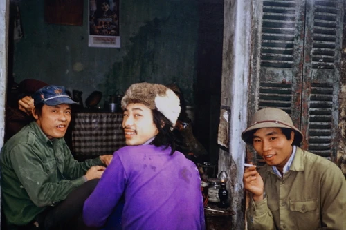 Xem người dân đi tàu điện, cắt tóc trên phố những năm 80