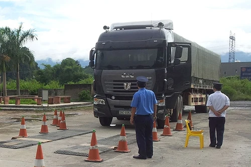 Tổ công tác xử lý xe quá tải bị côn đồ chửi bới, gây gổ