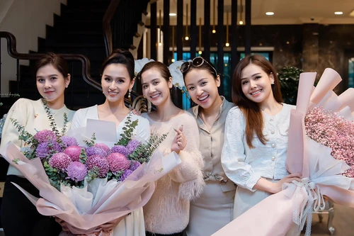 [ẢNH] Diễn viên đại gia Lã Thanh Huyền: Sinh nhật tuổi 35 trong biệt thự đắt giá cùng dàn sao ‘hot’ 