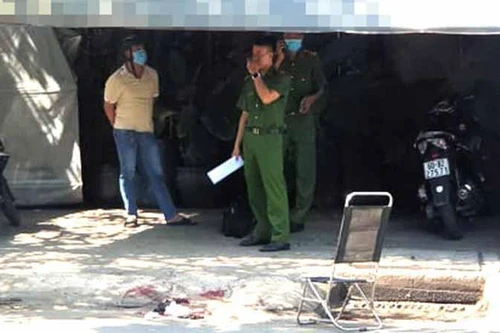 [Tin nhanh sáng 18-12-2020] Nam thanh niên bị chém gần lìa tay ở quán cơm vỉa hè