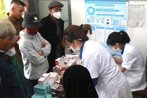 [Tin nhanh sáng 3-7-2022] Bác sĩ trẻ tình nguyện khám bệnh, cấp phát thuốc miễn phí cho người nghèo