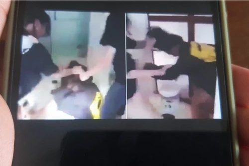 [Tin nhanh tối 28-6-2002] Nữ sinh bị bạn lột đồ, dùng dép đánh vào mặt