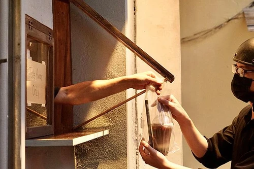 "Take away" – bài toán khó của các quán cafe khi vừa mở bán thì dịch Covid-19 đến