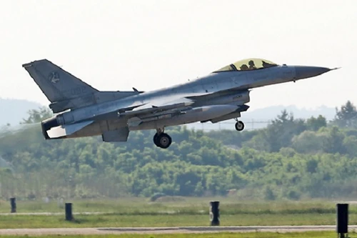 Chấn động: Chiến đấu cơ KF-16 Hàn Quốc ném bom nhầm xuống khu dân cư 