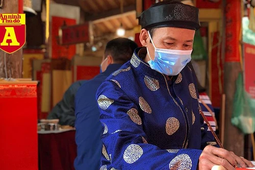 [ẢNH] Cảnh lạ Văn Miếu: Ông đồ cho chữ qua tấm chắn phòng dịch