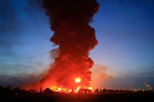 Cả ngàn người phải sơ tán khi nhà máy lọc dầu lớn nhất Indonesia bốc cháy