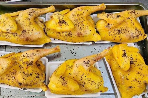 [ẢNH] 'Cơn sốt' gà ủ muối giá rẻ và mối nguy hại từ thực phẩm không rõ nguồn gốc