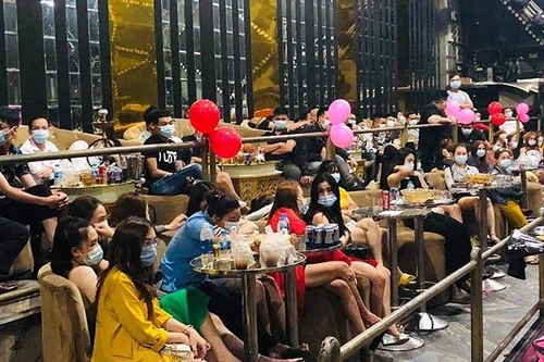 [Tin nhanh sáng 19-4-2021] Đột kích quán bar, phát hiện 100 ‘dân chơi’ dương tính với ma tuý