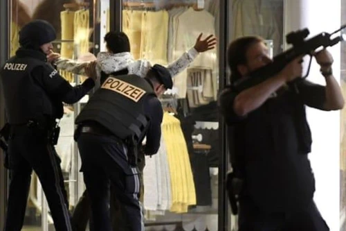 [VIDEO]: Khủng bố tấn công kinh hoàng tại trung tâm thủ đô Vienna, Áo