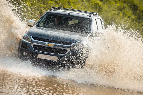 [ẢNH] Kinh nghiệm giúp lái xe an toàn khi qua đoạn đường ngập nước