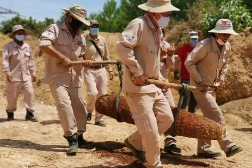[Tin nhanh tối 13-8-2021] Di dời quả bom nặng 230kg nằm ngay dưới đường điện cao thế