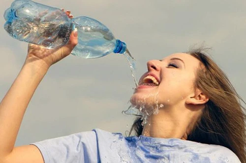 [ẢNH] Cách giữ sức khỏe tốt trong những ngày nắng nóng kéo dài