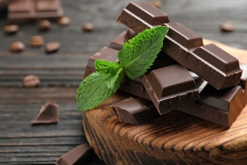 Trà xanh và Sô-cô-la đen có thể ức chế lây nhiễm virus SARS-CoV-2?