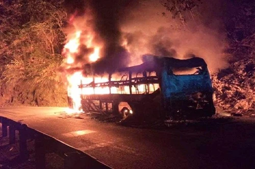 [Tin nhanh sáng 28-12-2020] 6 người thoát chết khi xe giường nằm bốc cháy