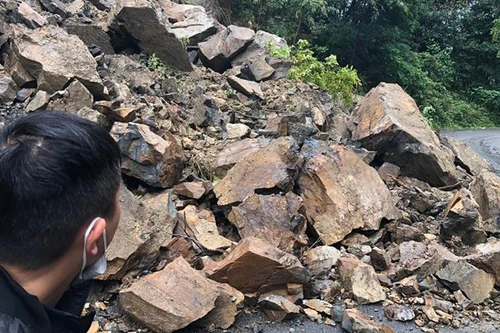 [Tin nhanh tối 1-5-2022] Mưa lớn làm sạt lở đá xuống một đoạn quốc lộ 28B 