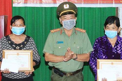 [Tin nhanh sáng 30-4-2021] Ra tay bắt cướp, 2 người phụ nữ được khen thưởng