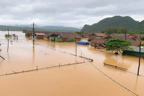 [CLIP] Nước lũ dâng ngang ngực người dân phải di chuyển bằng ghe