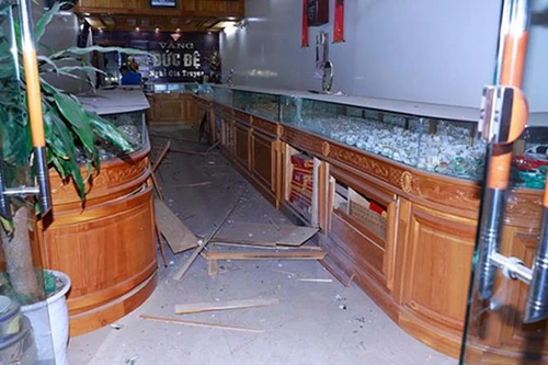 [Tin nhanh sáng 16-4-2021] Tên cướp tiệm vàng bị bắt cùng 4 quả nổ tự chế