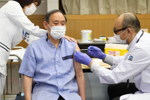 [ẢNH] Thủ tướng Nhật Bản tiêm vắc-xin ngừa Covid-19 trước chuyến thăm Mỹ