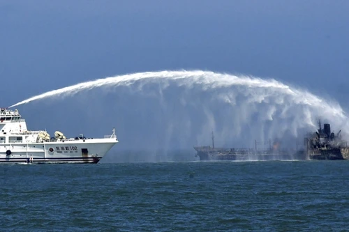 Hai tàu đâm nhau ngoài khơi thành phố Thượng Hải, 14 người mất tích
