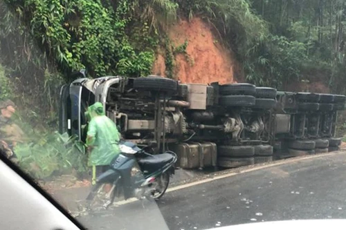 [Tin nhanh sáng 11-6-2021] Xe đầu kéo va chạm xe máy, 3 người thương vong